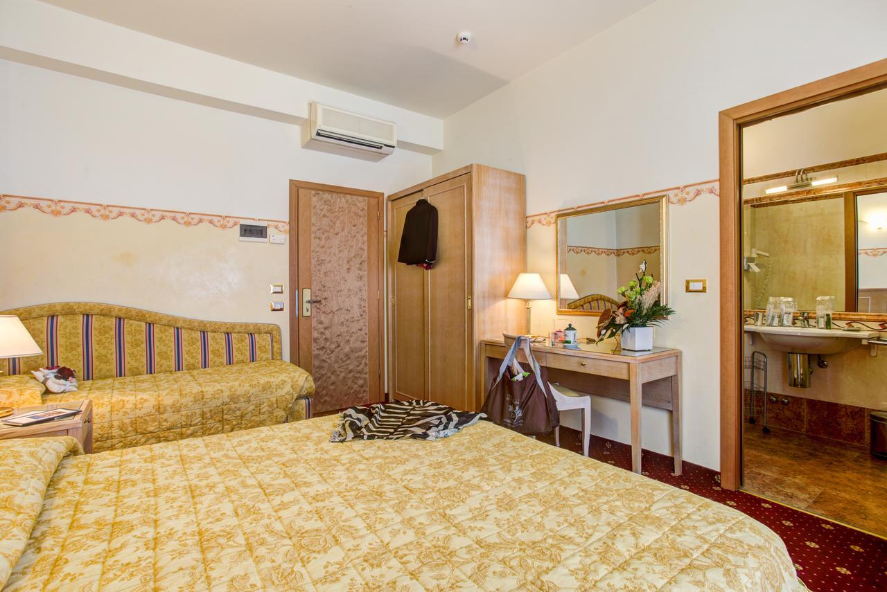 Hotel Byron Rimini Eksteriør bilde